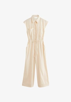 Svetlo bež kombinezon s ovratnikom, kratkimi rokavi, dvema žepoma na prsih, zategnjenim pasom in širokimi hlačami. Izdelan je iz mehkega materiala.