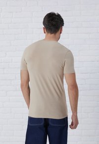 Pier One 3 PACK BASIC MUSCLE FIT T SHIRT - Lihtne T-särk - light blue/white/stone