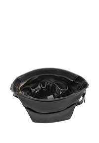Borsa a tracolla in pelle nera con una texture liscia, caratterizzata da un compartimento principale con zip e molteplici tasche interne per l'organizzazione.