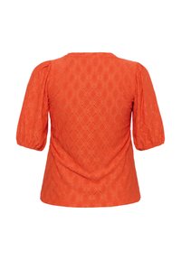 Orange strukturerad blus med ett diamantmönster, som har korta puffärmar och en design på baksidan som smidigt övergår över axlarna.