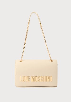 Beige rektangulær håndveske med gull kjedestropp og gull "LOVE MOSCHINO" bokstaver på den fremre klaffen.