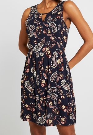 Robe sans manches bleu marine avec motifs cachemire et floraux roses et blancs, taille froncée et petit détail d'encolure en forme de trou-de-serrure à l'avant.