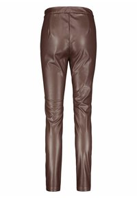 Pantalones de cuero sintético marrón con una textura suave, corte ajustado y una cintura alta. Presentan pliegues sutiles y una silueta elegante.