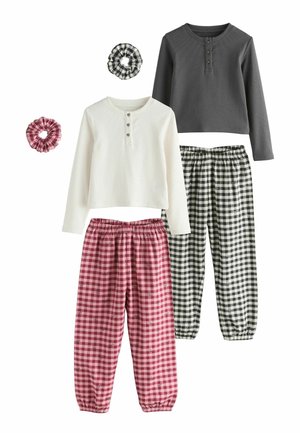 To pyjamasæt med langærmede toppe og ternede elastik-bukser, den ene i hvid og rød og den anden i grå og sort, med matchende scrunchies.