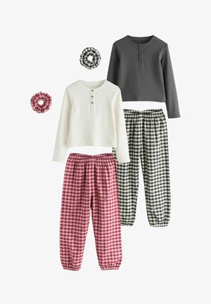 To pyjamasæt med langærmede toppe og ternede elastik-bukser, den ene i hvid og rød og den anden i grå og sort, med matchende scrunchies.