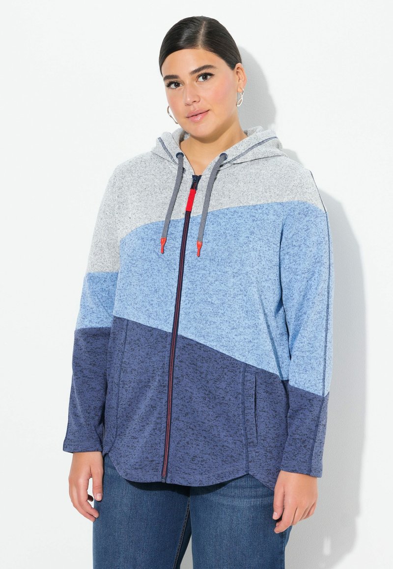 Šedá, modrá a námořnická mikina s kapucí na zip s designem v několika barvách; má přední zip, kapuci se šňůrkou a boční kapsy.