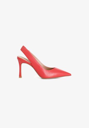 Escarpin slingback en cuir rouge avec un bout pointu, un talon fin, une texture lisse et un design minimaliste. Le talon mesure environ 7 à 10 cm.