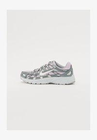 Δεν επιλέχθηκε, doll/white/smoke grey/metallic silver