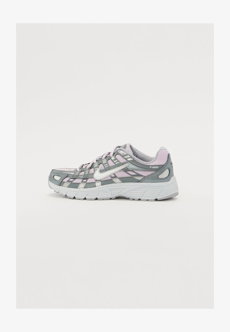 Γκρίζα mesh αθλητικά παπούτσια με ροζ λεπτομέρειες, με σχέδιο μοτίβο, ανακλαστικά ασημένια μεταλλικά στοιχεία και λευκή σόλα. Μοντέλο "P-6000."