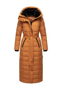 Manteau long matelassé orange avec une taille ceinturée, une capuche doublée de fourrure et des accents noirs. Il présente un design matelassé et des poches latérales.