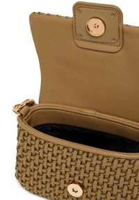 Borsa intrecciata color beige con pattina in pelle liscia, accessori in metallo dorato, dettagli decorativi e interno nero. L'apertura rivela un ampio scomparto.
