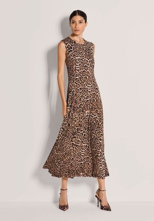 Midi-jurk met luipaardprint, een aansluitend lijfje, mouwloos ontwerp en een uitlopende rok. Afgewerkt met pumps met spits toelopende neus in een bijpassend patroon.