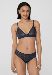 Granatowy koronkowy biustonosz typu bralette i dopasowane majtki, z delikatnymi kwiatowymi wzorami, miękką fakturą i regulowanymi ramiączkami.