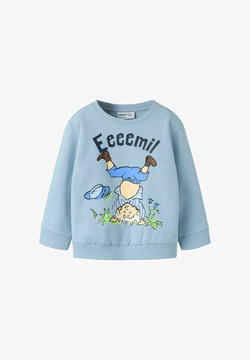 Sweat-shirt enfant bleu clair avec un dessin animé d'un enfant faisant le poirier, texte "Eeeemil" et herbe avec des fleurs en dessous.