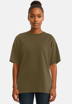 T-shirt verde oliva a maniche corte con una vestibilità ampia, caratterizzato da un colletto a girocollo e una morbida trama del tessuto. Indossato con jeans blu scuro.