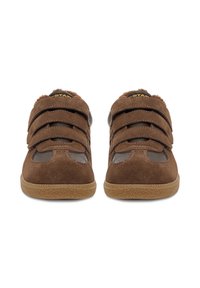 Hnedé semišové topánky s tromi suchými zipsami, sivými sieťovinovými akcentmi a štruktúrovanou gumovou podrážkou. Navrhnuté pre pohodlie a jednoduché obúvanie.