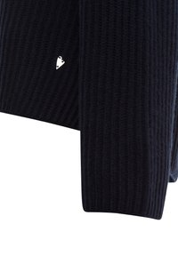 Marineblauer Rippenpullover mit einem strukturierten Strickmuster und silbernem Logo-Detail auf der linken Seite nahe dem Saum. Lange Ärmel mit breiten Bündchen.