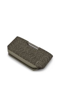 Bolso rectangular con estampado de leopardo en verde oliva oscuro y negro, asa corta rígida de metal y forma estructurada.