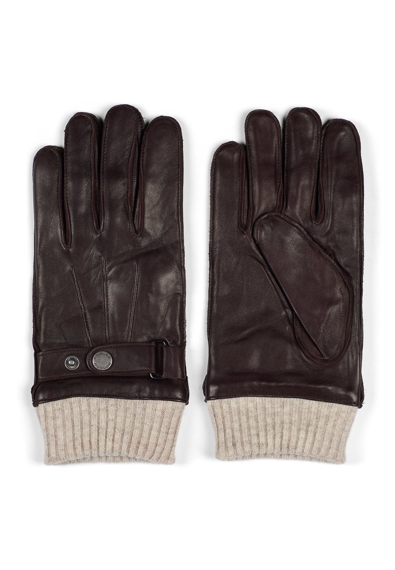 Guantes de cuero marrón con puños de punto crema acanalado, que cuentan con un cierre de botón a presión y un acento adicional de cuero en el pulgar.