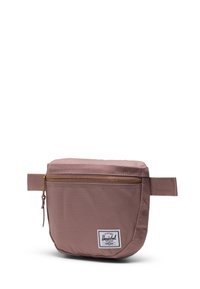 Pouch in nylon rosa con chiusura a zip, hardware dorato e tracolla laterale. Presenta un'etichetta bianca del marchio sulla parte anteriore. Tessuto liscio.