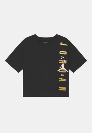 Schwarzes kurzärmeliges Crop-Top mit vertikalem goldenen "JORDAN" Schriftzug und weißem Jumpman-Logo auf der rechten Seite.
