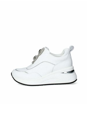 Sneaker bianco con tomaia in pelle liscia, cuciture in contrasto, dettagli decorativi in argento, suola a cuneo e suola in gomma nera testurizzata.