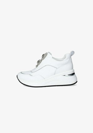 Bílé tenisky s hladkým koženým svrškem, kontrastním prošíváním, dekorativními stříbrnými akcenty, klínovou podrážkou a strukturální černou gumovou podešví.