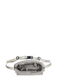 Bolso de cintura gris claro con correa ajustable y compartimento principal abierto, que muestra múltiples bolsillos interiores y una sección con cremallera.