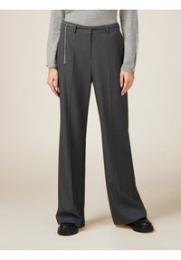 Pantalones de tiro ancho en gris oscuro con una textura suave, pinzas, bolsillos laterales y un cinturón con un acento decorativo de cadena.