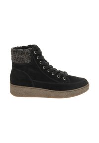 Zwarte suède hoge sneakers met een dikke, gestructureerde bruine zool, gebreide enkelboord en zwarte veters die door metalen ringetjes zijn geregen.