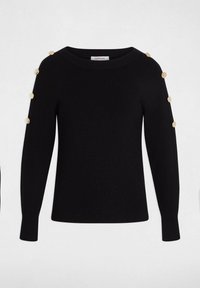 Maglione nero lavorato a maglia con maniche lunghe, scollo ampio e bottoni decorativi dorati sulle spalle. Texture liscia, design aderente.