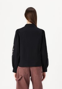 YAS YASSYMELLE SHIRT - Button-down blouse - black