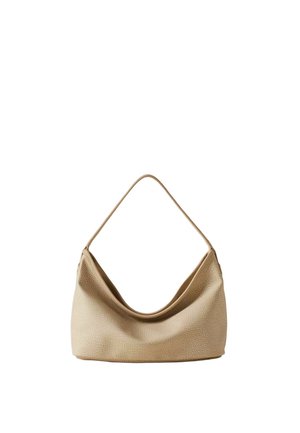 Sac à bandoulière en cuir beige texturé avec un haut arrondi et une sangle unique, légèrement incliné vers l'intérieur sur un fond blanc.