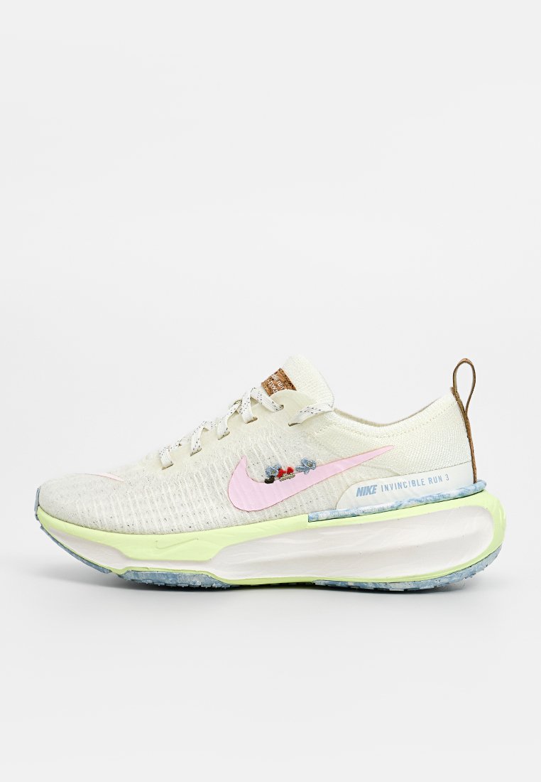 Las zapatillas Nike Invincible Run 3 cuentan con una parte superior de malla color crema claro, un logo rosa, acentos en turquesa y una suela intermedia gruesa de color verde con una suela texturizada.
