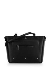 Zwarte leren handtas met een gepolijste textuur, handvatten aan de bovenkant, een verstelbare schouderband, een voorvak met rits en accenten van zilverkleurig hardware.