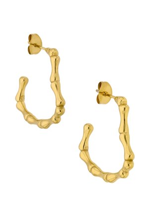 Arany karika fülbevaló pár, texturált mintázattal, amely összekapcsolt csontszegmensekre emlékeztet, és postai zárral rendelkezik.