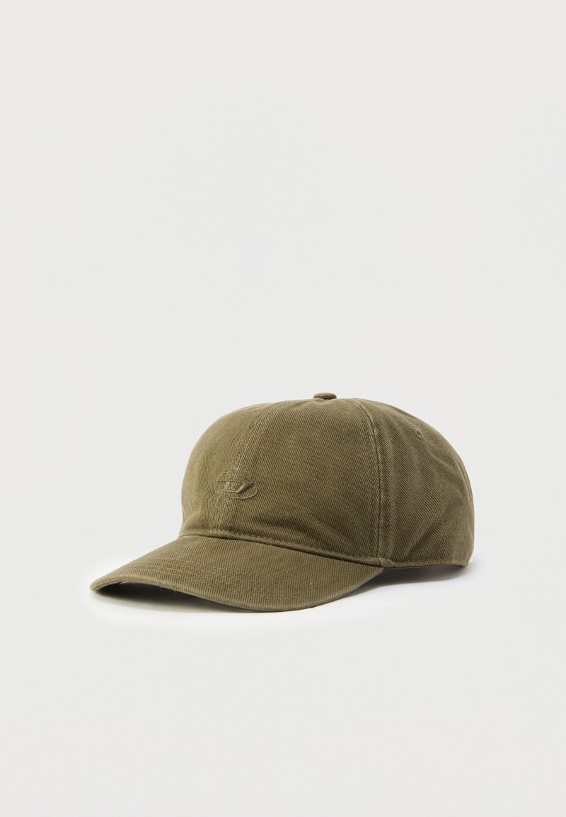 Gorra verde oliva con visera curva, hecha de tela texturizada, con un logo bordado en la parte frontal y agujeros de ventilación en la parte superior.