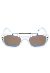 Duidelijke plastic zonnebril met getinte bruine lenzen. Heeft blauwe accenten op de randen en een slanke blauwe neusbrug. Lichtgewicht ontwerp.