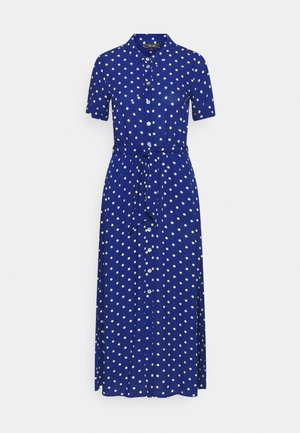 Blauwe jurk met korte mouwen, witte polka dots, knoopsluiting voorkant, ceintuur in de taille en een lange, vloeiende silhouet. Gladde stoftextuur.