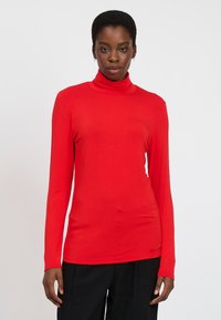 Rotes langärmliges Rollkragenoberteil aus glattem Stoff, mit figurnahem Design und dezenten Steppdetails am Saum.