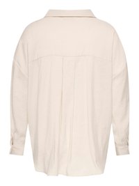 Rückansicht eines cremefarbenen Langarmshirts mit lockerem Sitz, plissiertem Rückendetail, Kragen und mit Knöpfen versehenen Manschetten.