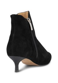 Stivale alla caviglia in suede nero con chiusura a zip e tacco texture, dotato di punta affilata e fodera interna liscia.