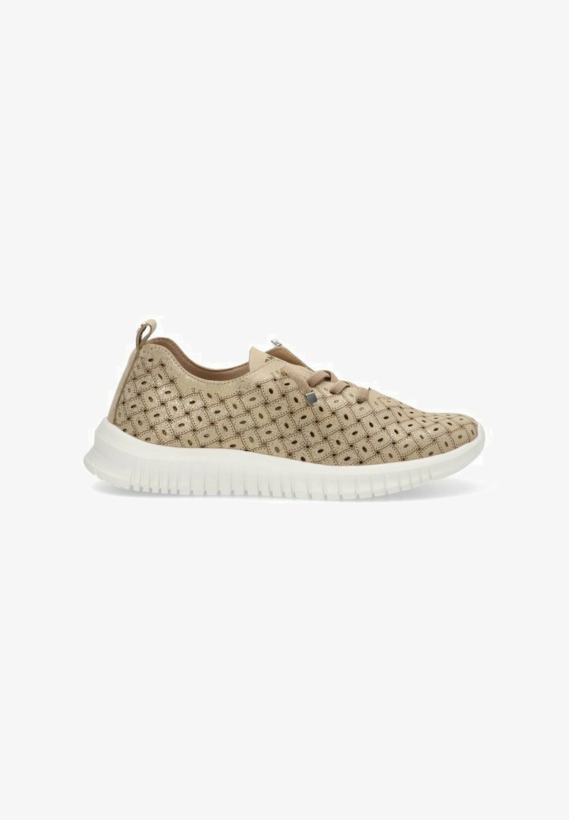 Zapatilla beige con patrón, parte superior texturizada, suela blanca y cordones de cinta. Cuenta con un tirador en el talón para facilitar el calzado.