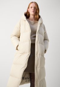 Marc O'Polo PUFFER COAT WITH HOOD SIDE SLITS WITH ZIPPER WELT POCKETS BACKPACK BELTS - Dūnu mētelis - stony sand