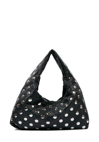 Zwarte leren hobo tas met grote zilveren ringen, met een unieke driehoekige vorm en een zachte textuur. Het handvat zorgt voor een open bovenkant.