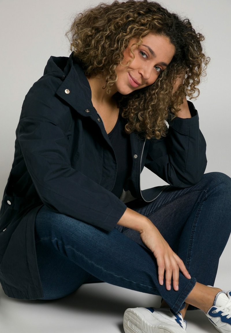 Damen Leichte Jacken | Ulla Popken Übergangsjacke marine/dunkelblau - LS08493 Damen Leichte Jacken | Ulla Popken Übergangsjacke marine/dunkelblau - LS08493