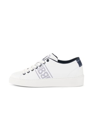 Sneaker blanche avec un extérieur en cuir lisse, des accents marins, un bout rond et une semelle plate. Comprend des œillets et un logo sur le côté.