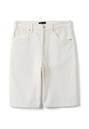 Shorts en denim blanc jusqu'au genou avec poches avant, passants pour ceinture, et fermeture par bouton et zip.