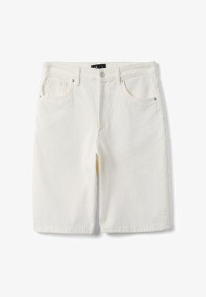 Shorts en denim blanc jusqu'au genou avec poches avant, passants pour ceinture, et fermeture par bouton et zip.
