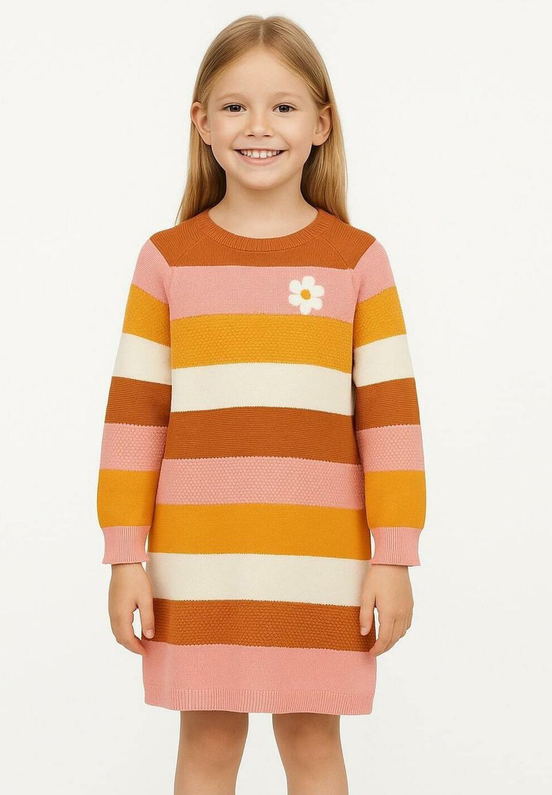 Strickkleid mit langen Ärmeln, ausgestattet mit horizontalen Streifen in Pink, Orange, Gelb und Weiß, sowie einer weißen Blumenapplikation auf der Brust.